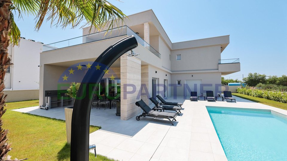 Luxusvilla mit Pool und 5 Schlafzimmer nur 300 m vom Meer