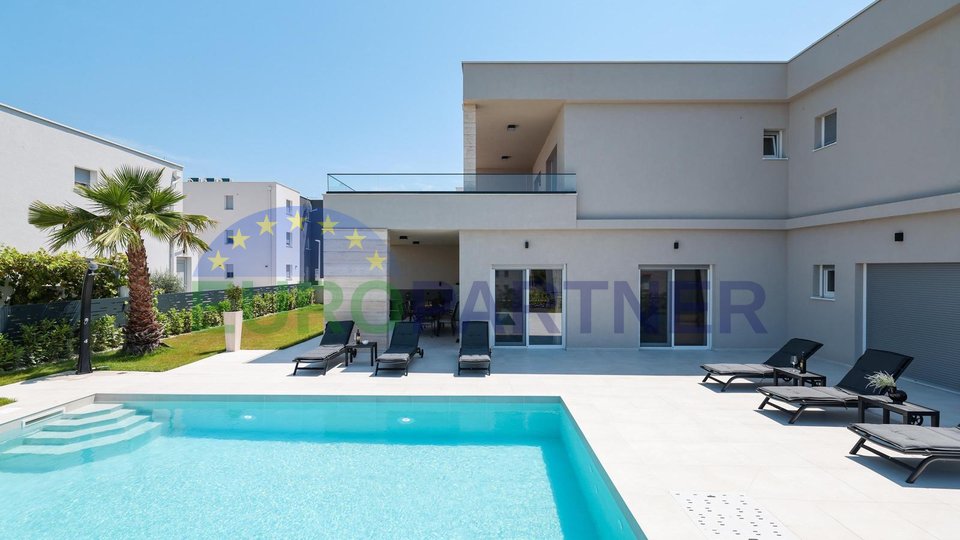Luxusvilla mit Pool und 5 Schlafzimmer nur 300 m vom Meer