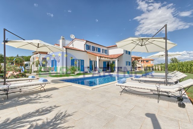 Mediterranean villa with 30 m2 heated pool. Close to the sea