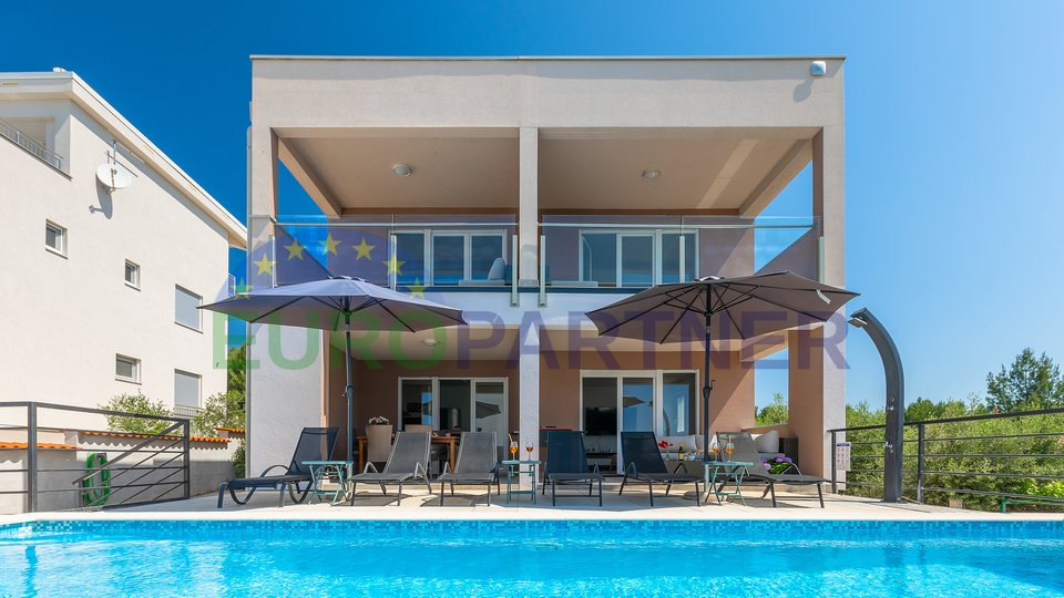 Moderna vila s bazenom samo 250m od mora s fantastičnim pogledom na more! Idealna nekretnina za iznajmljivanje!