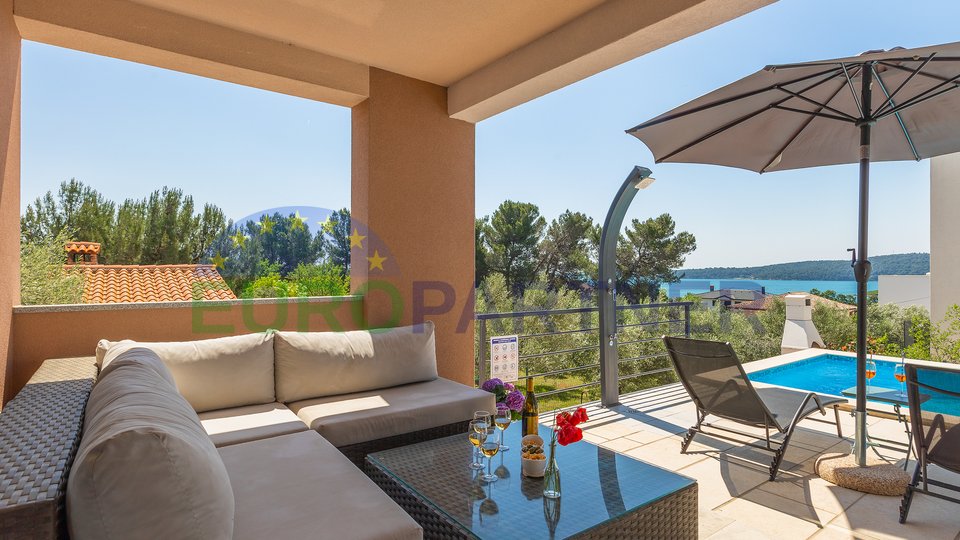 Villa moderna con piscina a soli 250 metri dal mare con fantastica vista sul mare! Proprietà ideale in affitto!