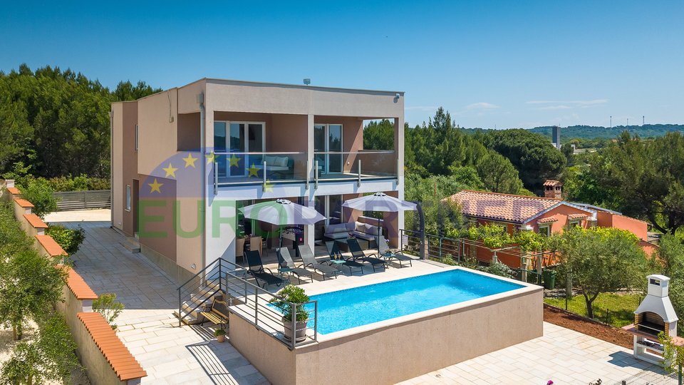 Villa moderna con piscina a soli 250 metri dal mare con fantastica vista sul mare! Proprietà ideale in affitto!