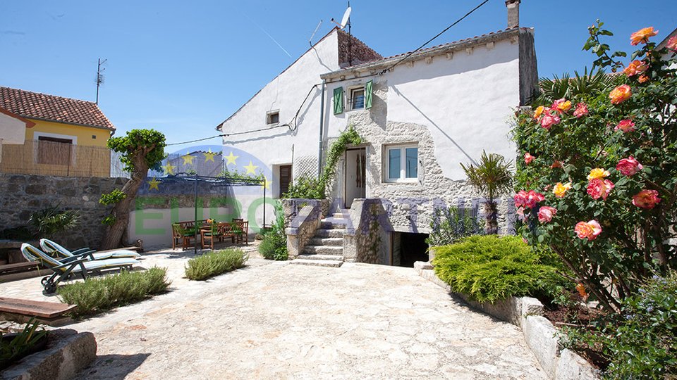 U okolici Poreča, autohtona Istarska kamena kuća + gostinjska kućica