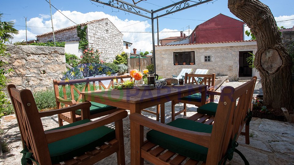 In the vicinity of Poreč, autochthonous Istrian stone house + guest house