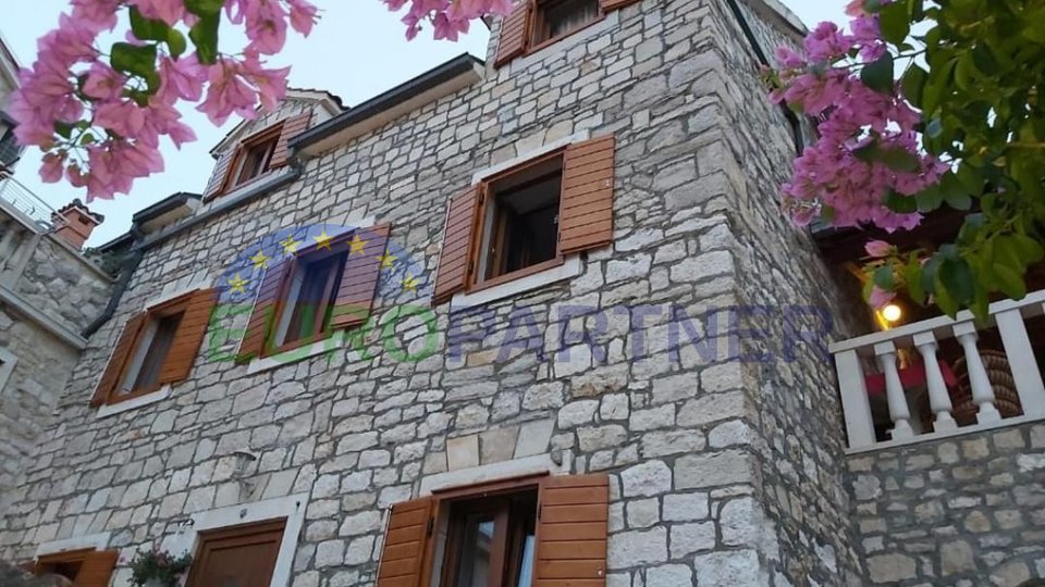 Renovated stone house with 6 apartments, 2nd row to the sea