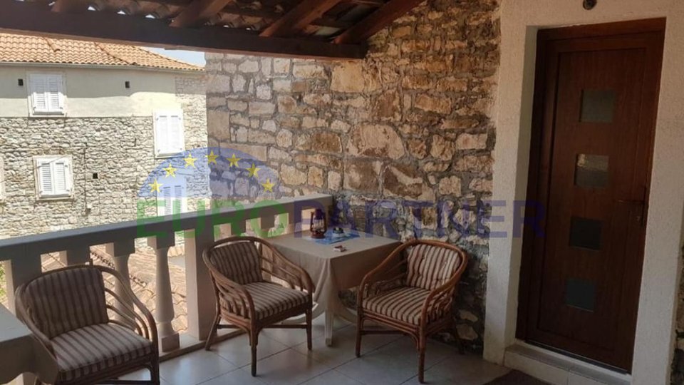 Renovated stone house with 6 apartments, 2nd row to the sea