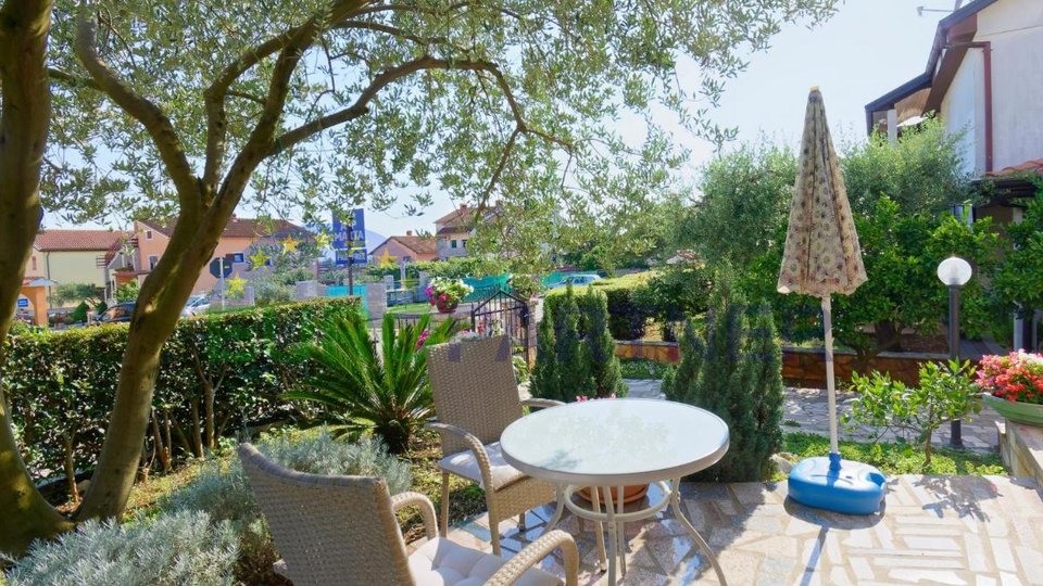 Opportunity! House in Novigrad with a large family apartment and three apartments