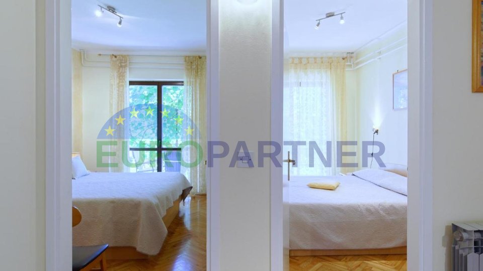 Prilika! Kuća u Novigradu sa velikim obiteljskim stanom i tri apartmana