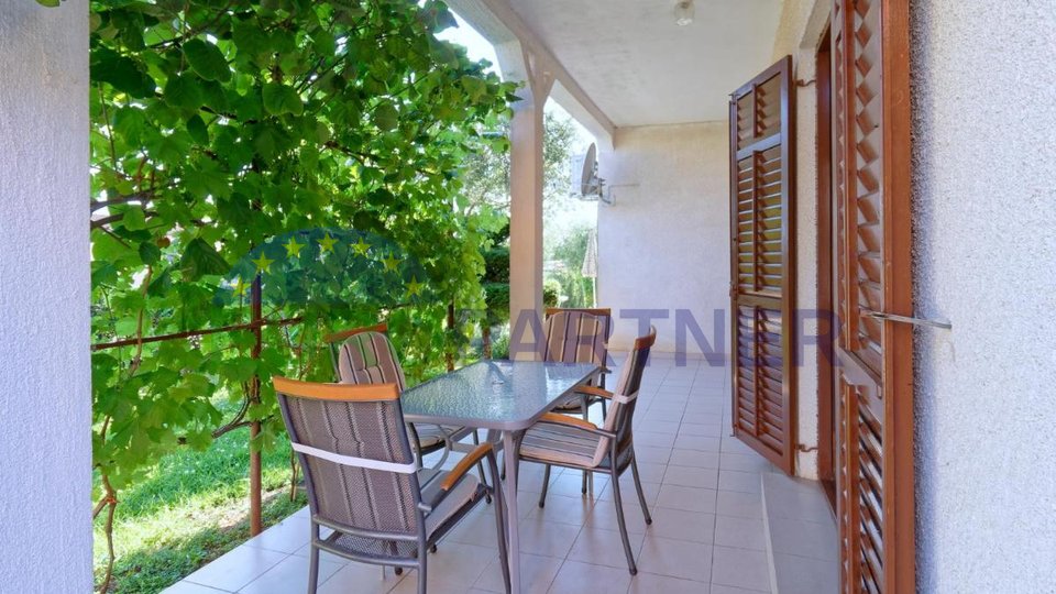 Opportunity! House in Novigrad with a large family apartment and three apartments