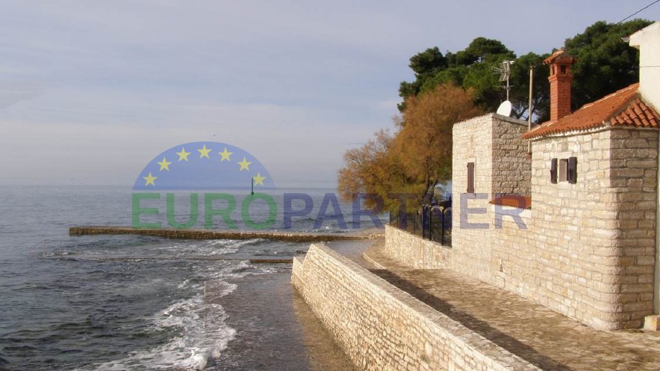 A unique opportunity! An apartment within the walls of Novigrad with a view of the sea