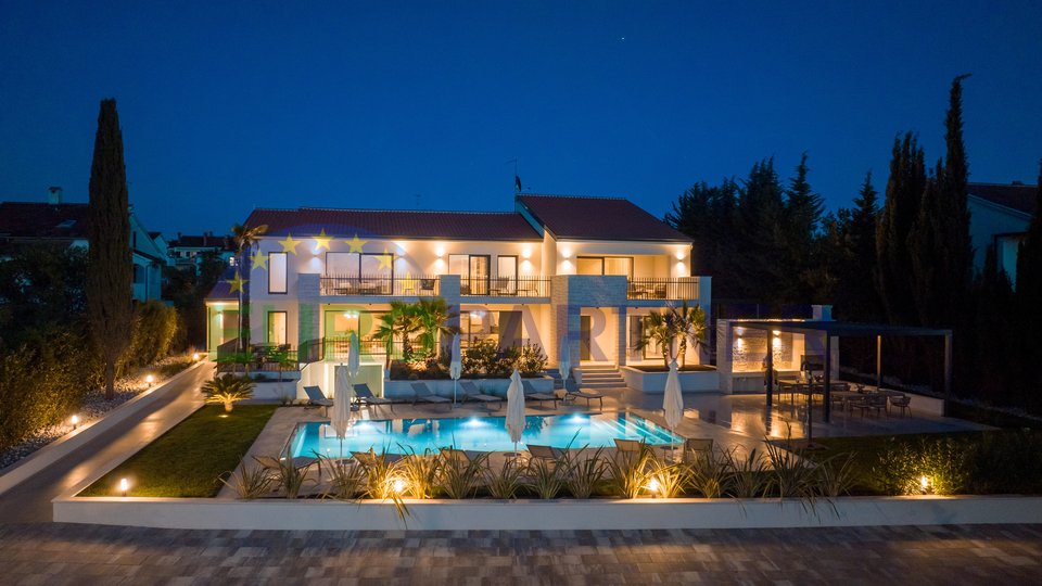 Eine wunderschöne Villa mit drei luxuriösen Apartments unweit des Meeres in Poreč