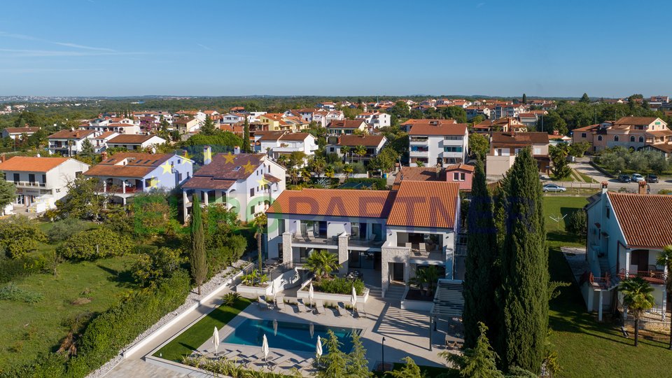 Una bellissima villa con tre lussuosi appartamenti non lontano dal mare a Parenzo