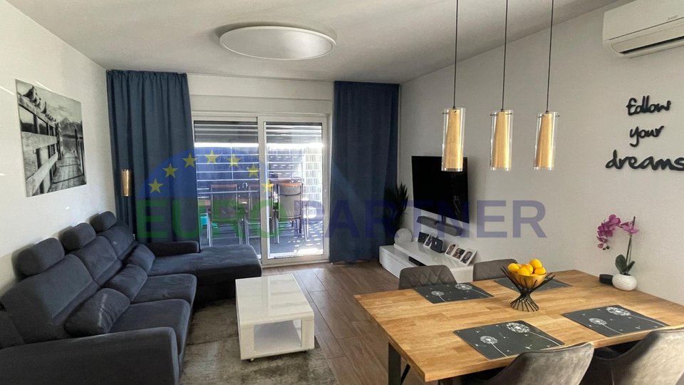 Attractive smaller apartment with pool and garden, total 200 m2, Trogir