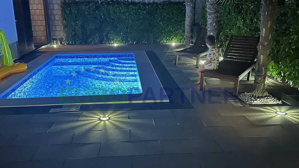 Atraktivan manji stan s bazenom i  vrtom, ukupno 200 m2, Trogir