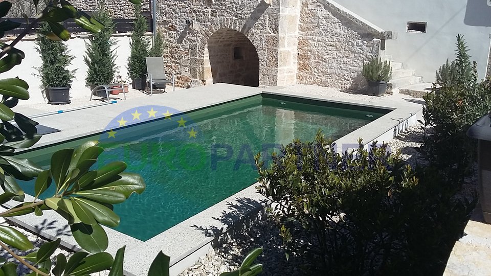 Bellezza in pietra con piscina riscaldata, Sveti Lovreč, Istria