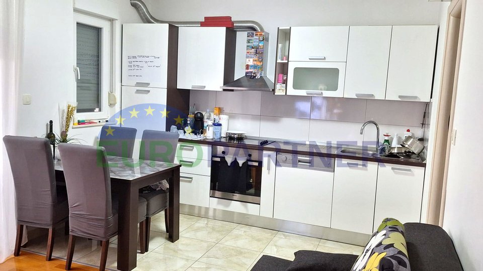 Split, Mejaši, 3-Zimmer mit Bad, 45 m2 und die Möglichkeit einer Garage, zu verkaufen