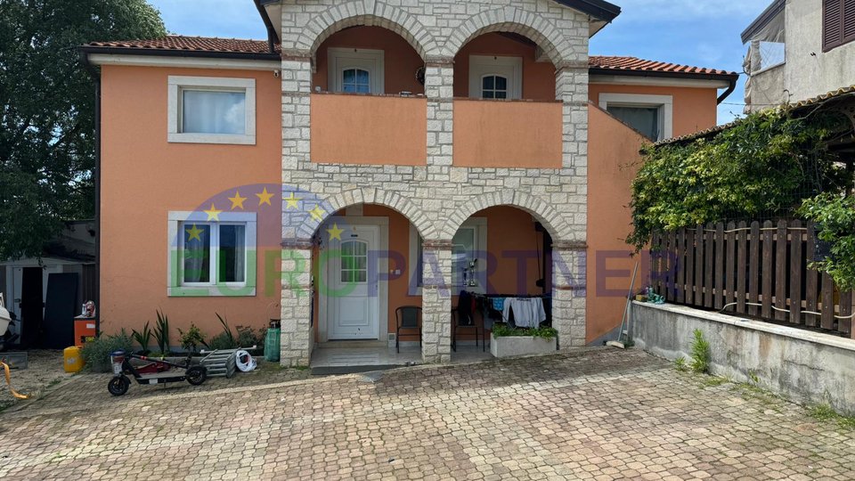 Istria, near Vrsar, detached house with three apartments