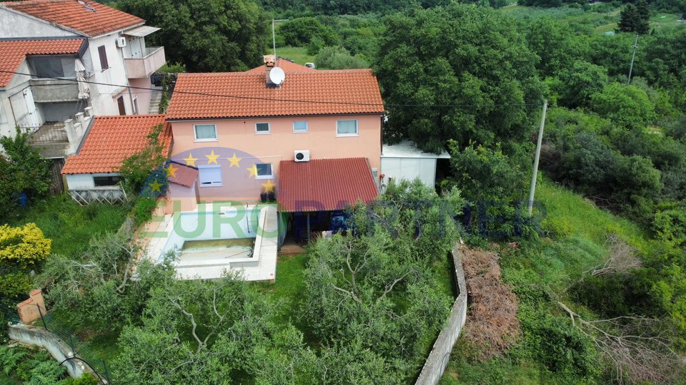 Istria, vicino a Orsera, casa indipendente con tre appartamenti