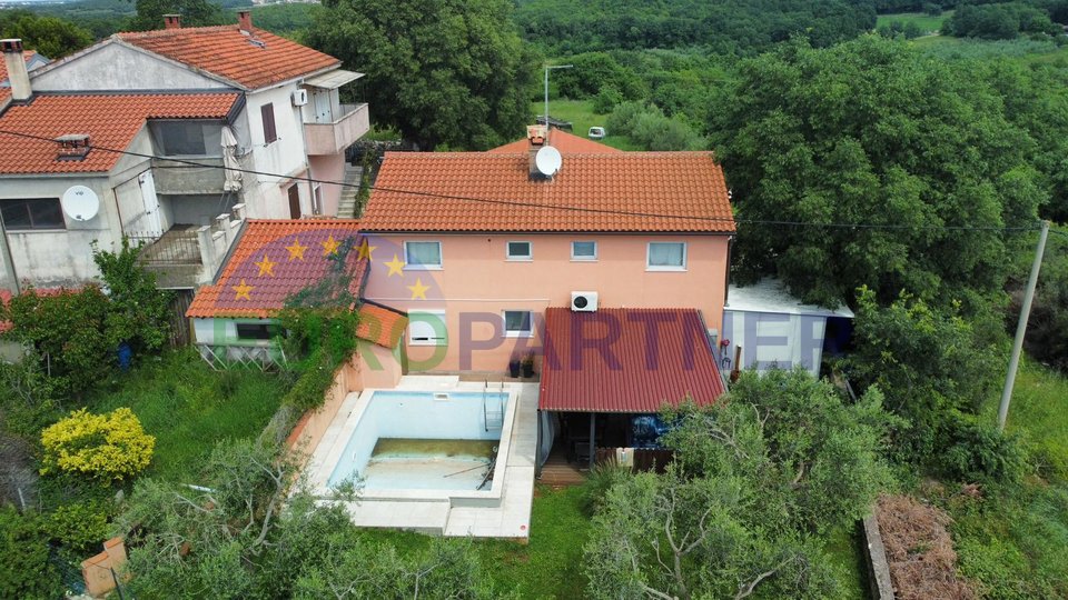 Istra, okolica Vrsara, samostojeća kuća sa tri stana