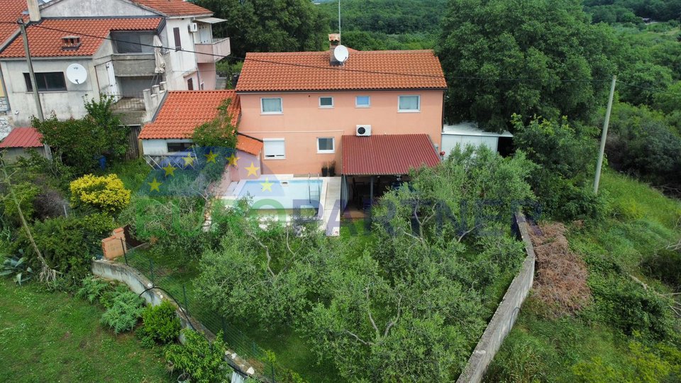 Istria, vicino a Orsera, casa indipendente con tre appartamenti