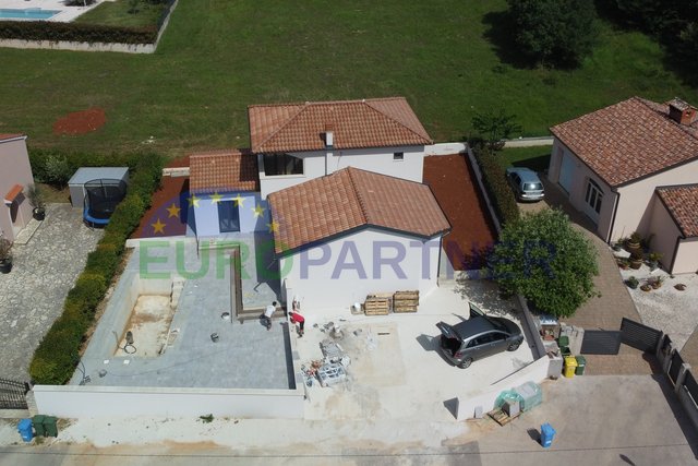Villa con piscina, di nuova costruzione, vicino a Parenzo