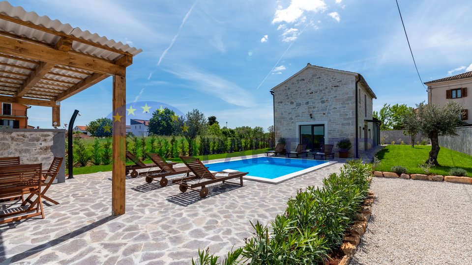 Villa in pietra con piscina, zona Parenzo