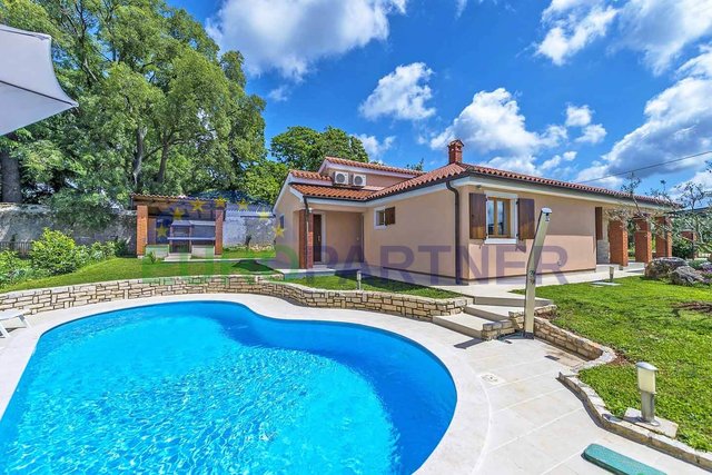Bella casa a un piano con piscina, vicino a Parenzo, in Istria