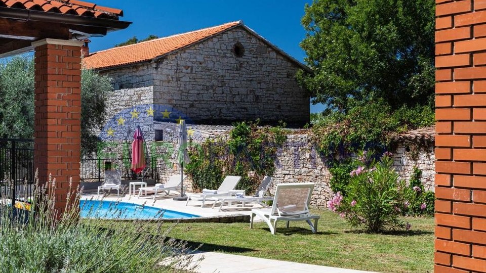 Villa con piscina in un tranquillo villaggio, vicino a Parenzo, in Istria