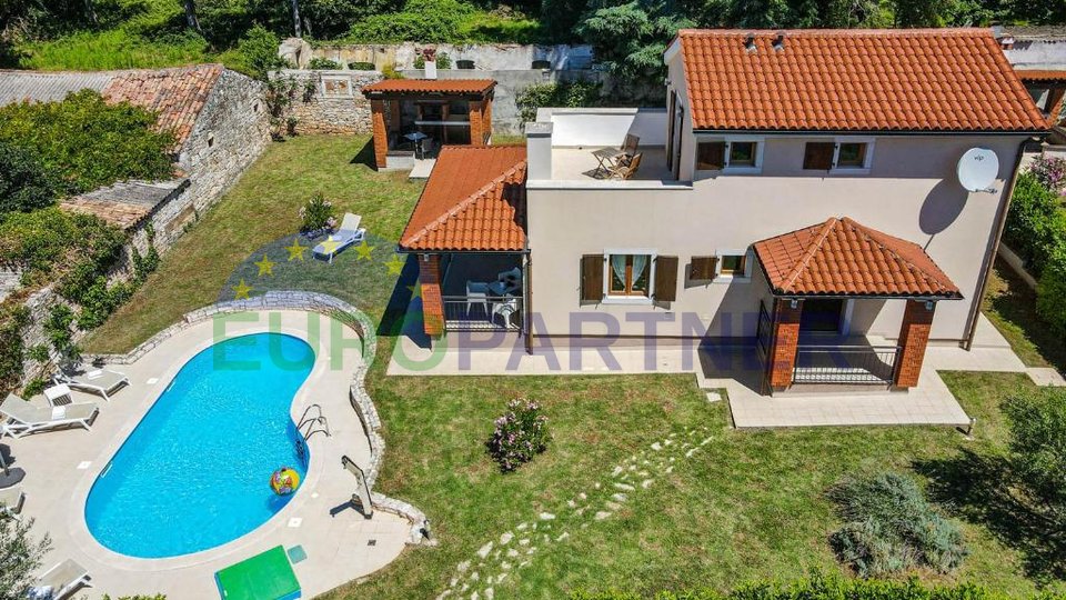 Villa con piscina in un tranquillo villaggio, vicino a Parenzo, in Istria