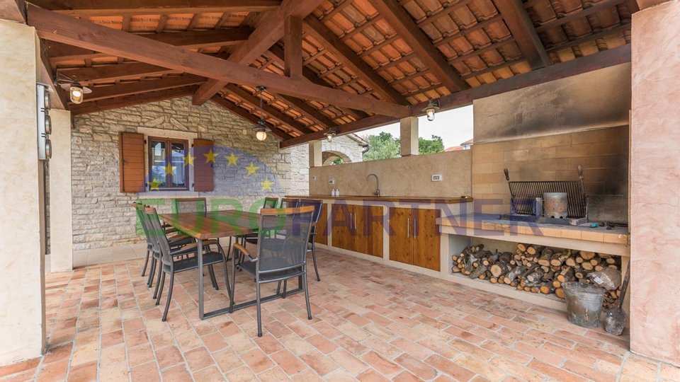 IN ESCLUSIVA DI AGENZIA - Bellissima casa in pietra con ampio giardino e piscina, Visignano, Istra