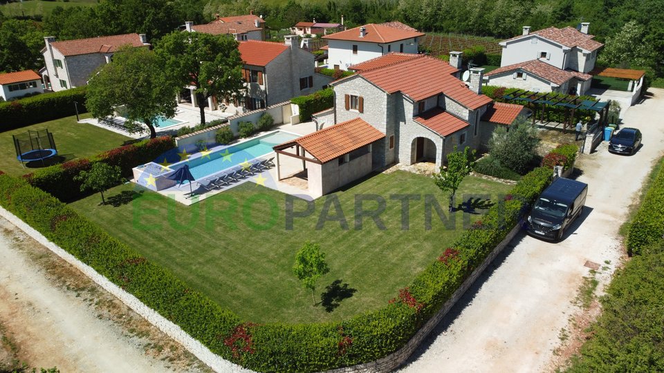 AGENCY EXCLUSIVE - Beautiful stone house with a large garden and swimming pool, Višnjan, Istria