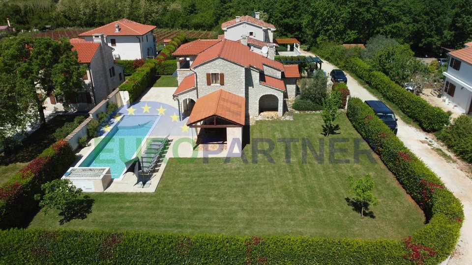AGENCY EXCLUSIVE - Beautiful stone house with a large garden and swimming pool, Višnjan, Istria