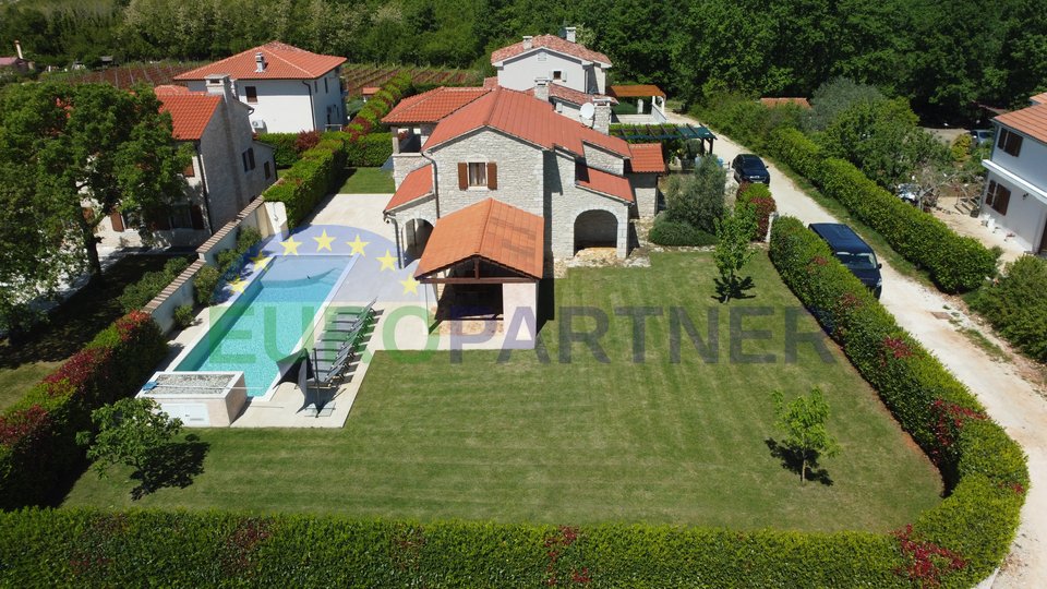 IN ESCLUSIVA DI AGENZIA - Bellissima casa in pietra con ampio giardino e piscina, Visignano, Istra