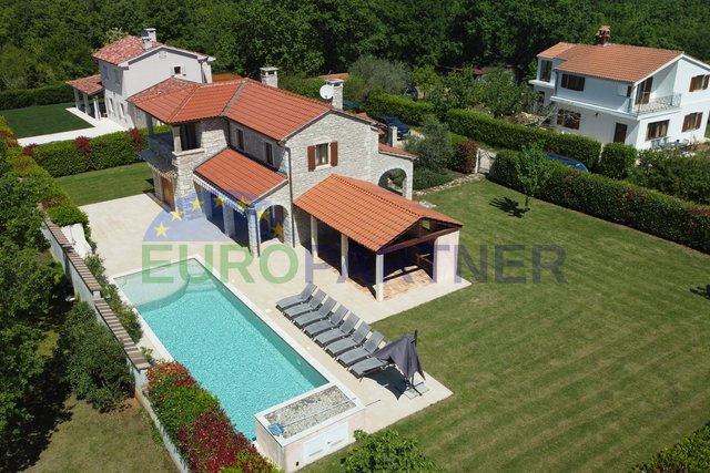 IN ESCLUSIVA DI AGENZIA - Bellissima casa in pietra con ampio giardino e piscina, Visignano, Istra