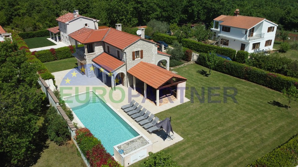 IN ESCLUSIVA DI AGENZIA - Bellissima casa in pietra con ampio giardino e piscina, Visignano, Istra