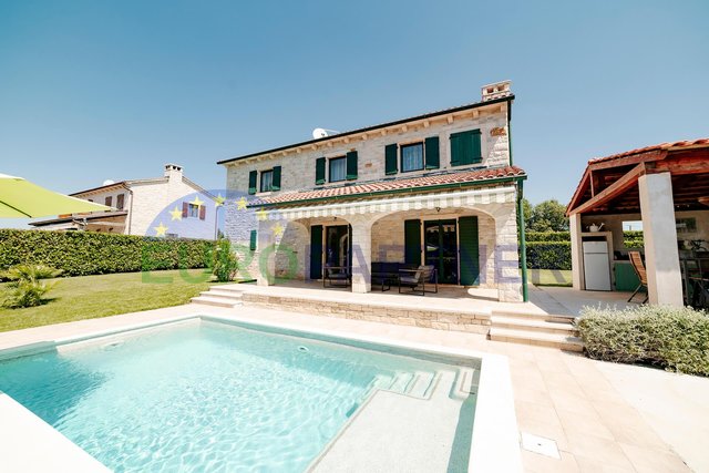 ESCLUSIVA - Elegante villa in pietra con piscina in una posizione tranquilla, Visignano, Istria