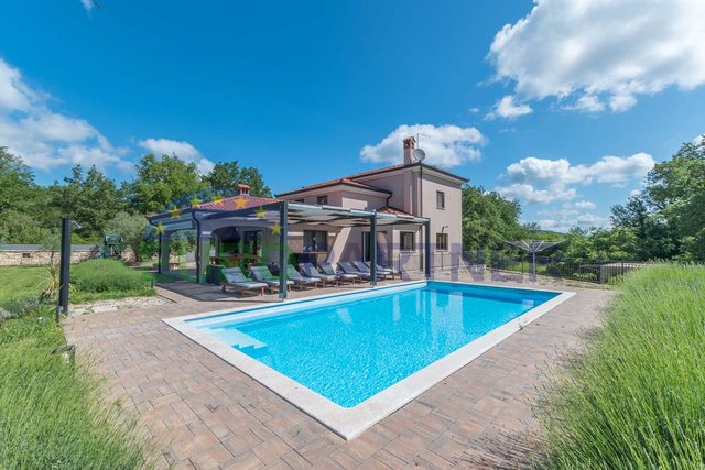 Istria, Rovigno, bella casa con piscina e ampio giardino