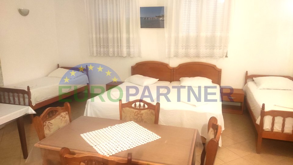 Apartmanska kuća sa prekrasnim pogledom, 200 m od mora