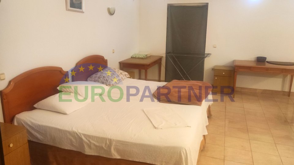 Apartmanska kuća sa prekrasnim pogledom, 200 m od mora