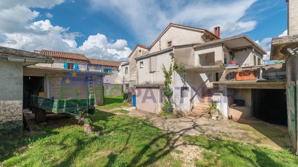 Poreč area, house for renovation with building permit and project