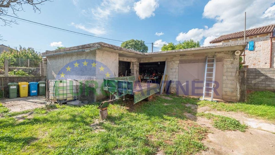 Bereich Poreč, Haus zur Renovierung mit Baugenehmigung und Projekt