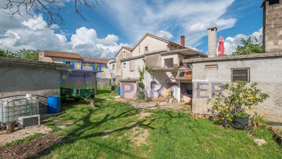 Bereich Poreč, Haus zur Renovierung mit Baugenehmigung und Projekt