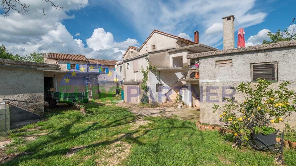 Bereich Poreč, Haus zur Renovierung mit Baugenehmigung und Projekt