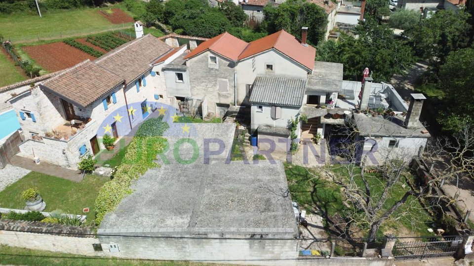 Poreč area, house for renovation with building permit and project