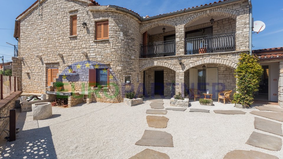 Kaštelir, Stone house with 3 residential units