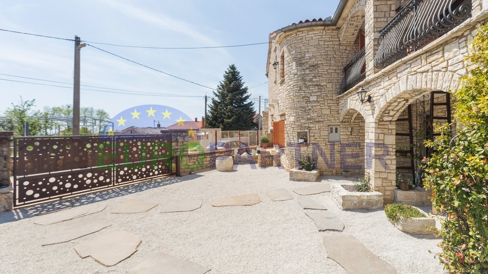 Kaštelir, Stone house with 3 residential units