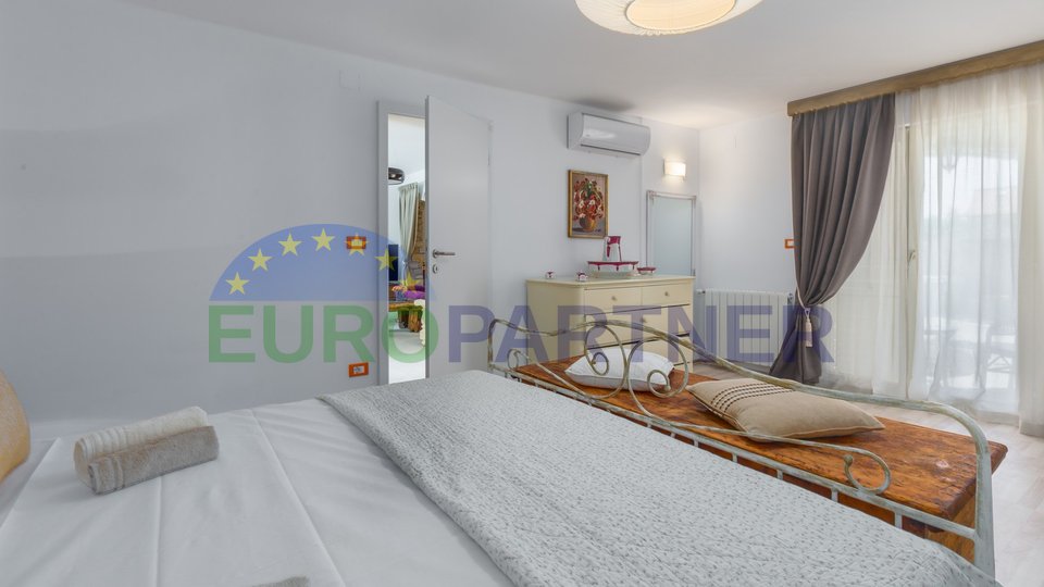 Kaštelir, Casa in pietra con 3 unità abitative