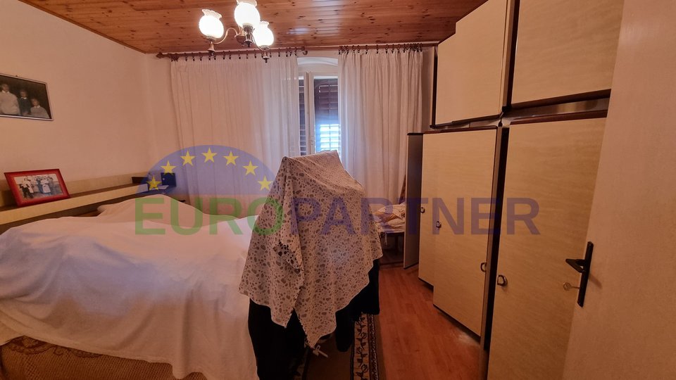 Kaštelir, Casa in pietra con 3 unità abitative