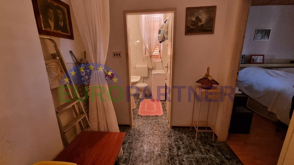 Kaštelir, Casa in pietra con 3 unità abitative