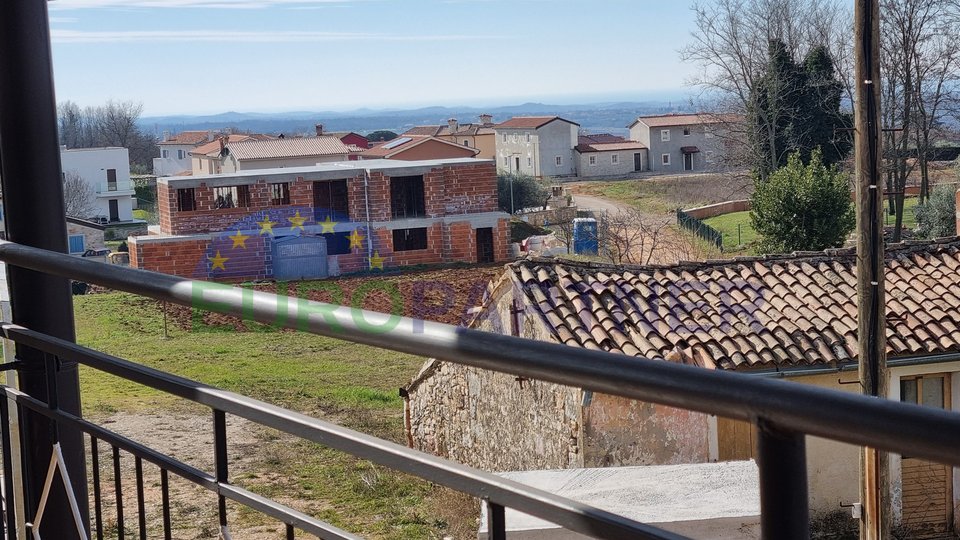 Kaštelir, Stone house with 3 residential units